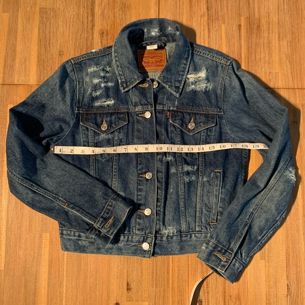 Womens Levi’s denim Trucker jacket Ripped Distressed size M